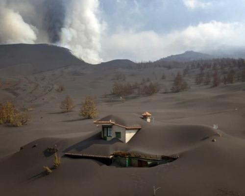 Остров Ла- пальма на канарских островах завален пеплом от извержения вулкана кумбре - вьеха. 01