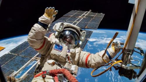 В конце пятидесятых я часто слышал, как совершенно разные люди говорили: человек может летать лишь над своей планетой. 05