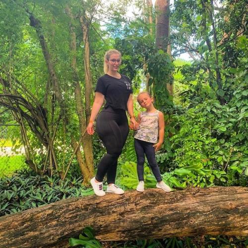 Американская лаборантка известной в интернете благодаря своей необычной фигуре стала. 04