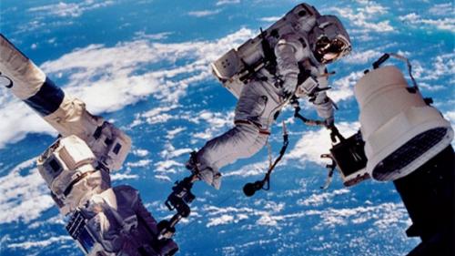 В конце пятидесятых я часто слышал, как совершенно разные люди говорили: человек может летать лишь над своей планетой. 03