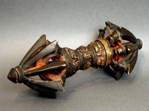 Странным совпадением является то, что у богов со всего света был один универсальный инструмент - ваджра. 01