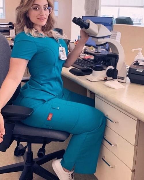 Американская лаборантка известной в интернете благодаря своей необычной фигуре стала. 03