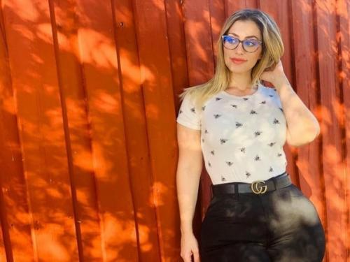 Американская лаборантка известной в интернете благодаря своей необычной фигуре стала. 01