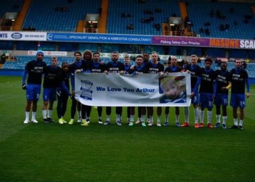 Английский футбол по 6-летнему мальчику скорбит. 03