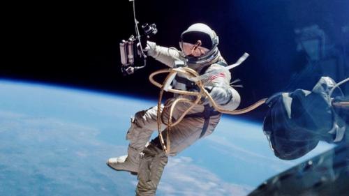 В конце пятидесятых я часто слышал, как совершенно разные люди говорили: человек может летать лишь над своей планетой. 01