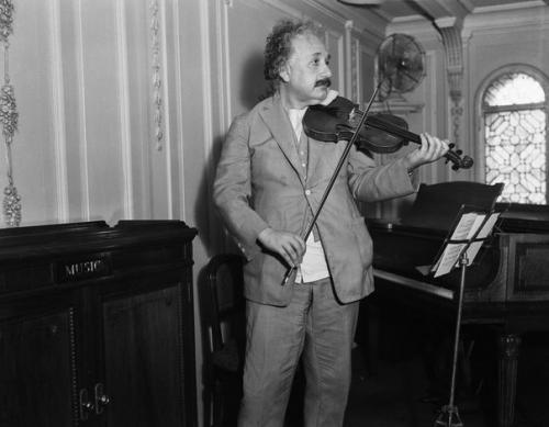 Эйнштейн любил играть на скрипке и однажды принял участие в благотворительном концерте в Германии.
