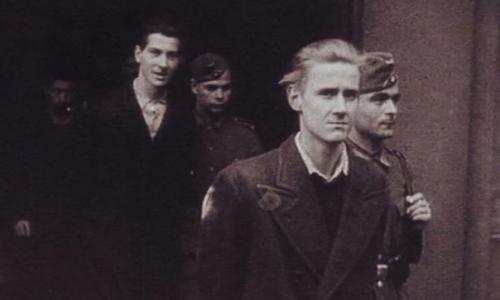 Французские коммунисты, которых ведут на расстрел. 02