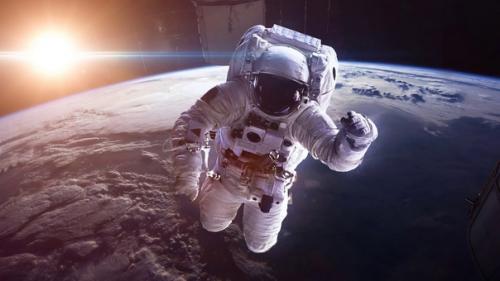 В конце пятидесятых я часто слышал, как совершенно разные люди говорили: человек может летать лишь над своей планетой. 04