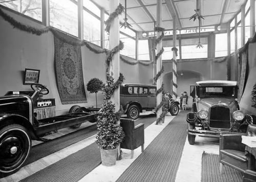 Автосалон, стилизованный под огромный автобус. 01