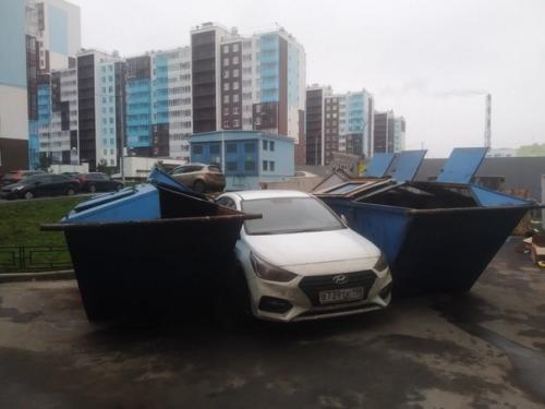 Мусорщики автомобилиста за хамскую парковку в Петербурге проучили. 01