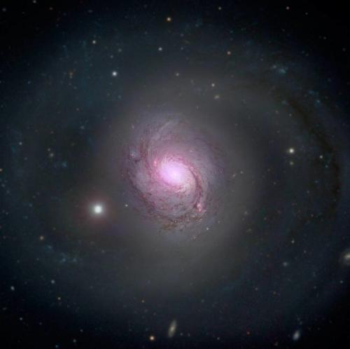 Опубликовано новое изображение галактики NGC 1068 с черной дырой.