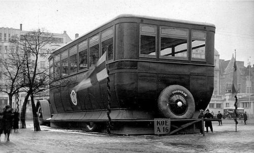 Автосалон, стилизованный под огромный автобус.