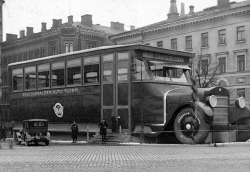 Автосалон, стилизованный под огромный автобус. 02
