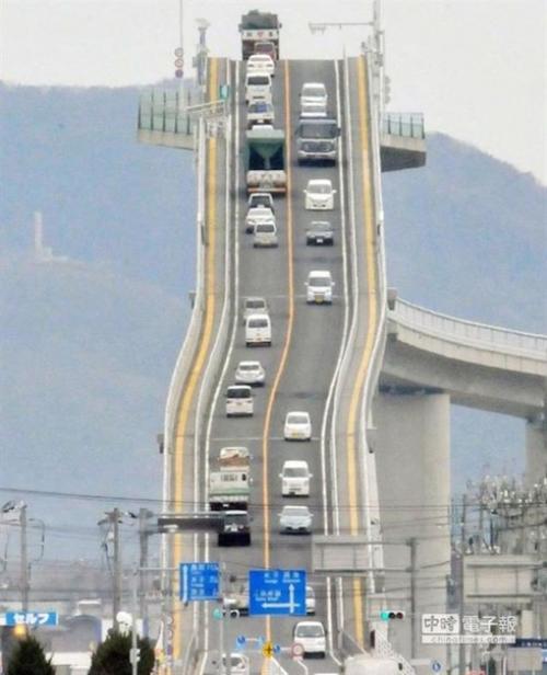 В Японии построили мост, который вызывает у водителей панические атаки. 02