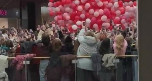 В Уфе два человека, включая 12-летнего ребёнка, попали в больницу после давки в ТЦ. 

