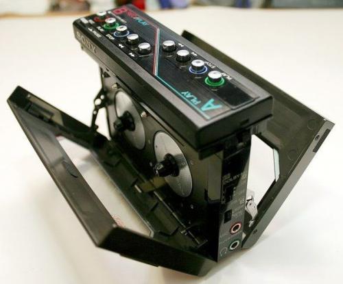 В 1985 году компания Sony выпустила двух кассетный плеер WM-W800 Dual Cassette Walkman. 02