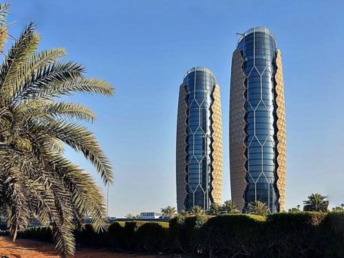 Эти башни - небоскребы, расположенные в Абу - даби. 03