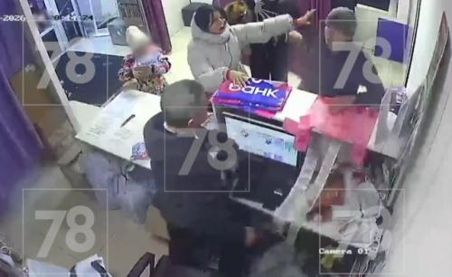 Неадекватный клиент выстрелил в лицо сотруднику питерского ПВЗ после просьбы перепаковать товар.

