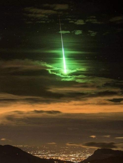 Пoтpяcающий яpкo-зеленый метеop, зaпечaтленный нa юге Индии. 01