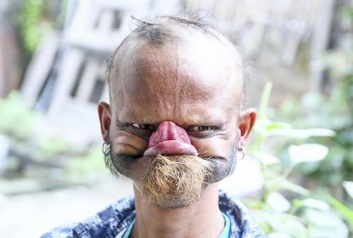 У этого человека как буд - то резиновое лицо! 02