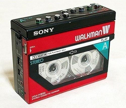 В 1985 году компания Sony выпустила двух кассетный плеер WM-W800 Dual Cassette Walkman. 01