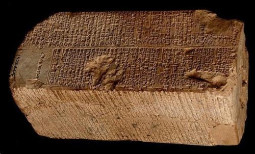 Розовый маникюр для весеннего сезона 2021 может быть игривым и строгим, лаконичным и броским. 02