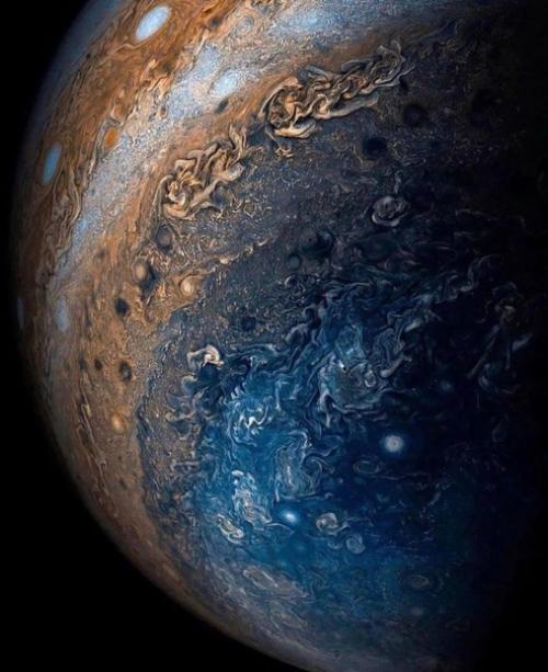 Юпитер Сатурн по числу спутников обогнал. 02