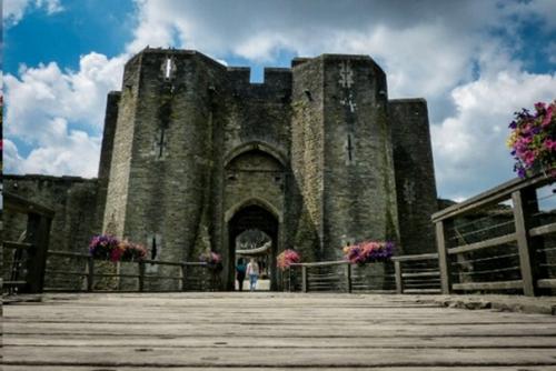 Замок кайрфилли - это один из самых крупных британских замков. 07 Замок кайрфилли - это один из самых крупных британских замков. 07