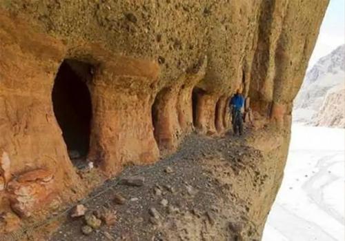 Загадочные рукотворные пещеры в гималайских горах. 02