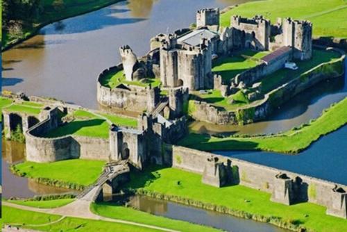 Замок кайрфилли - это один из самых крупных британских замков. 06 Замок кайрфилли - это один из самых крупных британских замков. 06