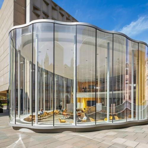 Не просто стекло: семь зданий, которые выглядят так, будто их укутали в прозрачную ткань. 04