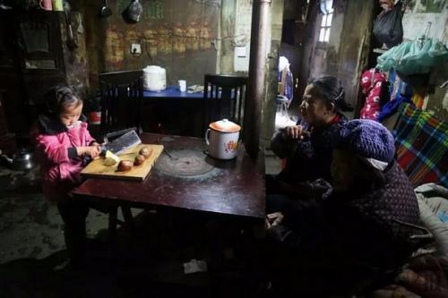 Разбитое детство.   Отец этой девочки по неизвестным причинам попал в тюрьму, когда ей было 3 месяца, а мама вышла замуж и бросила дочь. 05