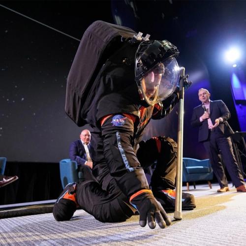 Nasa показало новый скафандр, в котором астронавты будут покорять луну. 02