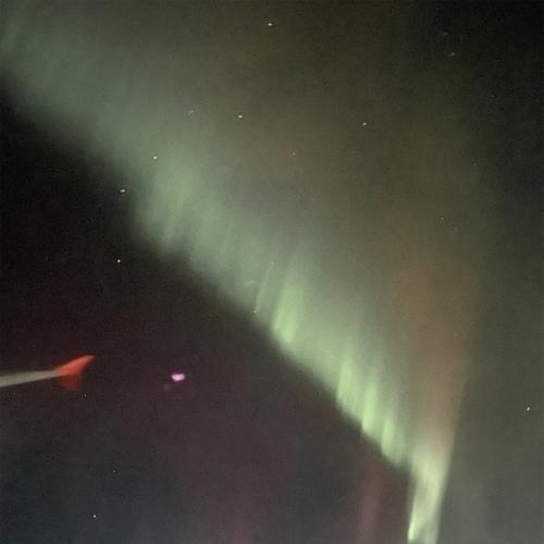 Пилот британской авиакомпании Easyjet отклонился от курса, чтобы пассажиры смогли посмотреть на полярное сияние. 01