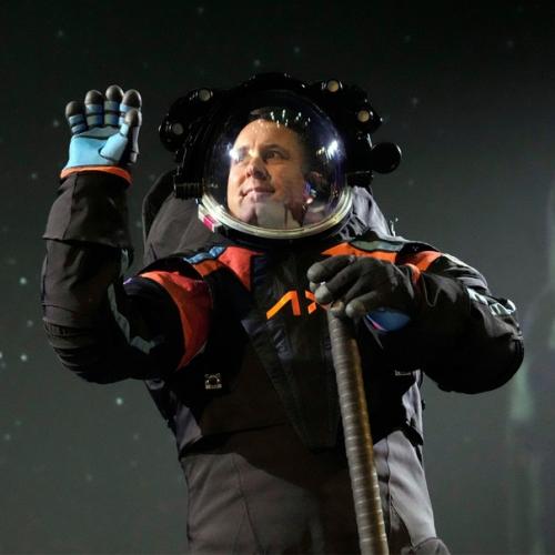 Nasa показало новый скафандр, в котором астронавты будут покорять луну. 01