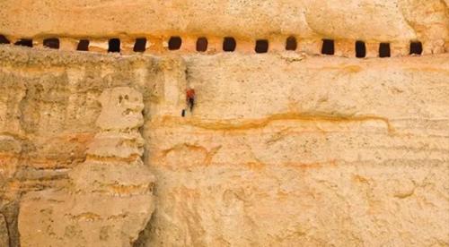 Загадочные рукотворные пещеры в гималайских горах. 04