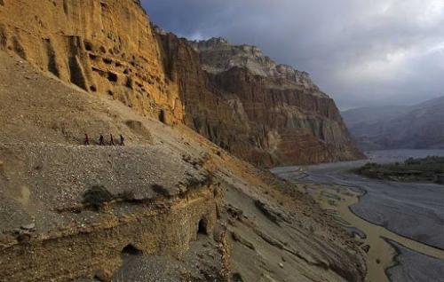 Загадочные рукотворные пещеры в гималайских горах. 03