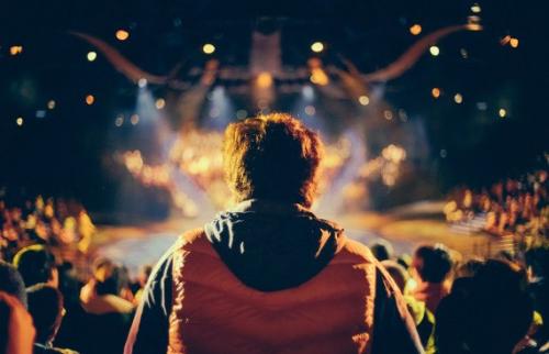 Почему интроверты себя по-другому ведут?