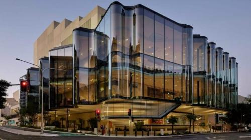 Не просто стекло: семь зданий, которые выглядят так, будто их укутали в прозрачную ткань.

