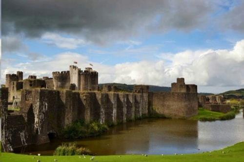 Замок кайрфилли - это один из самых крупных британских замков. 04 Замок кайрфилли - это один из самых крупных британских замков. 04