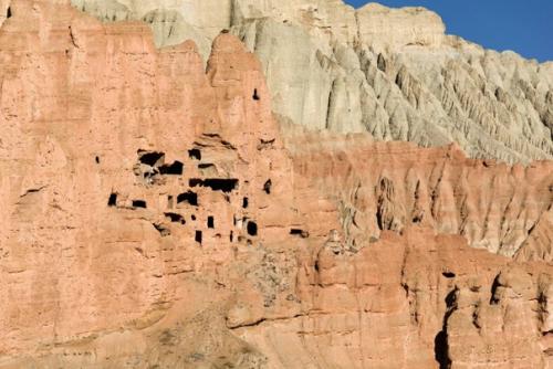 Загадочные рукотворные пещеры в гималайских горах. 01