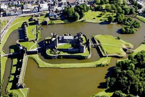 Замок кайрфилли - это один из самых крупных британских замков. 03 Замок кайрфилли - это один из самых крупных британских замков. 03