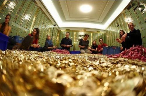 На площадь в Швейцарии привезли целый самосвал монет …. 03