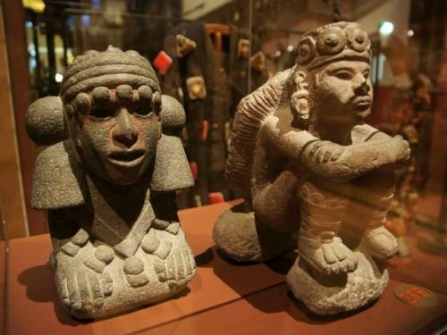 Чальчиутликуэ.
Чальчиутликуэ - имя известной ацтекской богини дождя.  