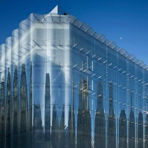 Не просто стекло: семь зданий, которые выглядят так, будто их укутали в прозрачную ткань. 01