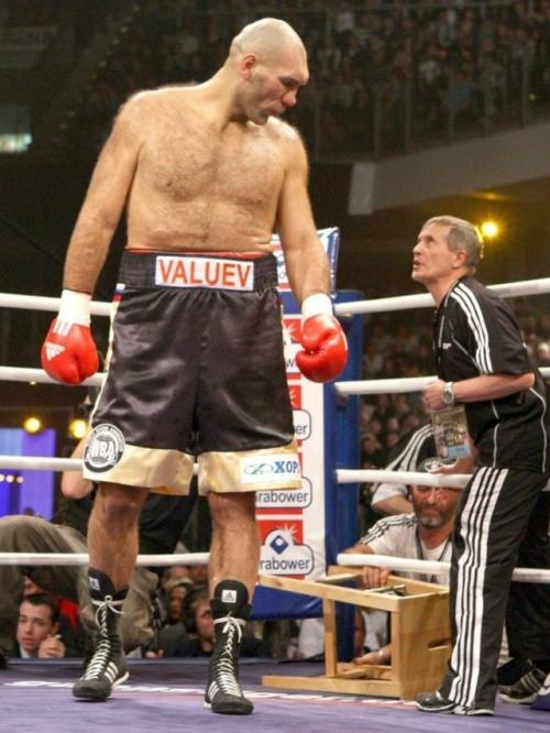 Ведущий UFC в беседе с Теренсом Кроуфордом раскритиковал весовые лимиты в смешанных единоборствах. 01