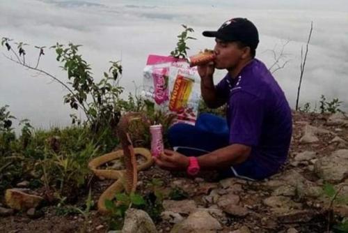 Житель юго-восточной Азии на трехметровой кобре женился. 03
