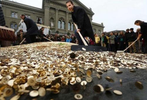 На площадь в Швейцарии привезли целый самосвал монет …. 02