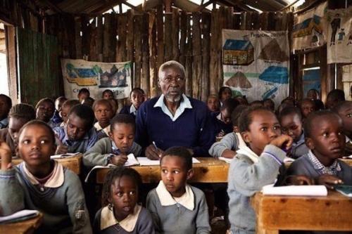 Кениец Кимани маруге стал самым пожилым школьником в мире - мужчина пошел в 1 класс в возрасте 84 лет.