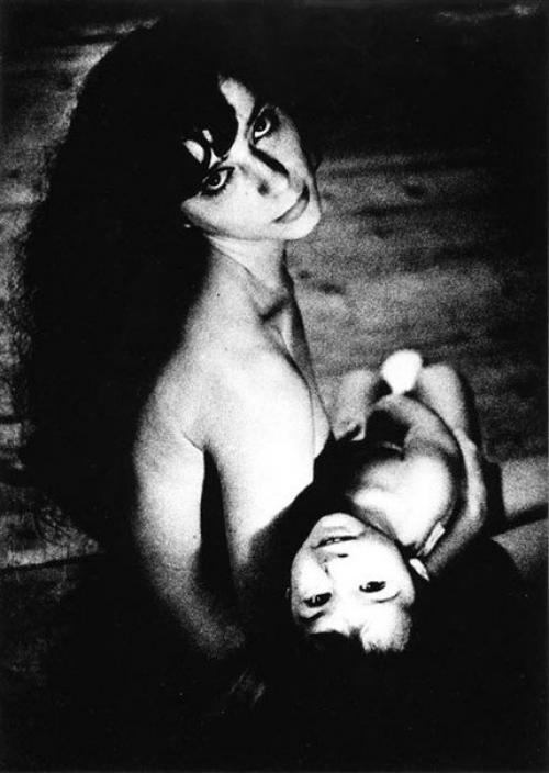 Молодой человек, гуляя по питеру, заметил гору выброшенного хлама.